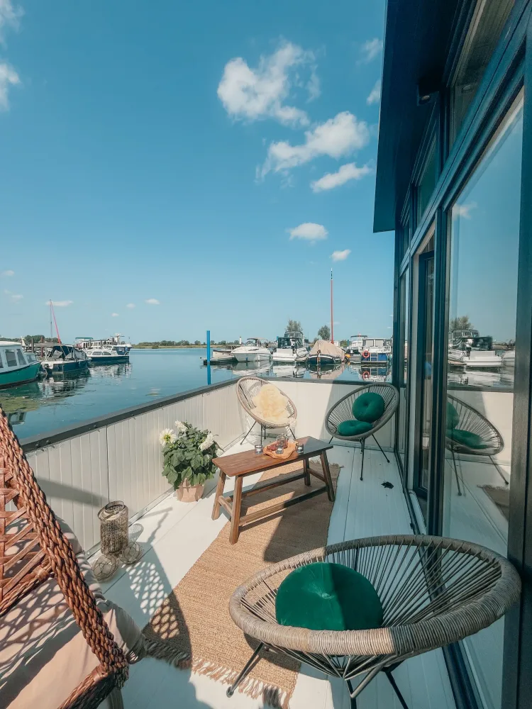 The terrace of a RetreatBoat in the harbour of Lithoijen